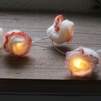 Lichterkette mit gefilzten Röschen